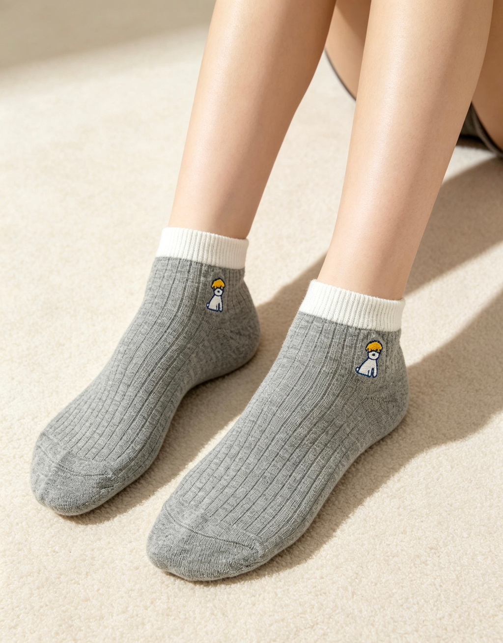 ダークグレー×ホワイトのレディースショートソックス｜軽量・吸汗・足元を保護