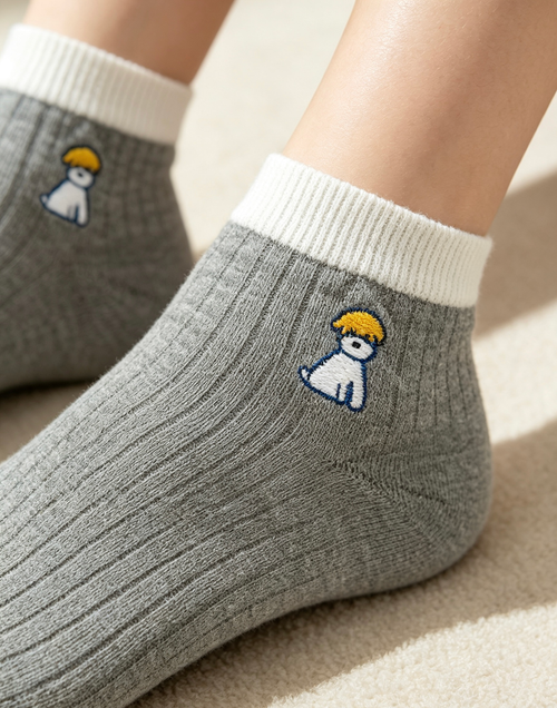 ダークグレー×ホワイトのレディースショートソックス｜軽量・吸汗・足元を保護